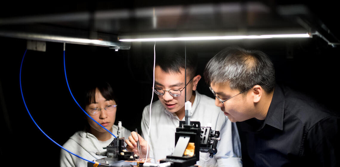 Norman Yao and students conducting experiment